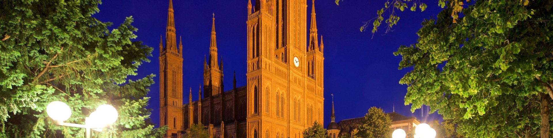 Marktkirche que inclui uma igreja ou catedral, arquitetura de patrimônio e um jardim