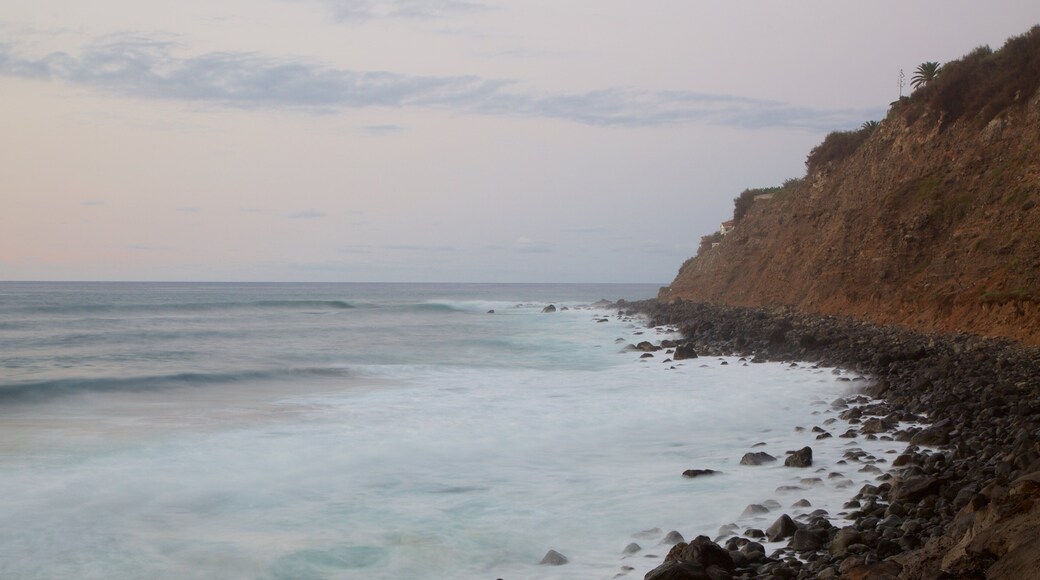 엘 소코로 비치 을 특징 암석 해안선, 일반 해안 전경 과 조약돌 해변