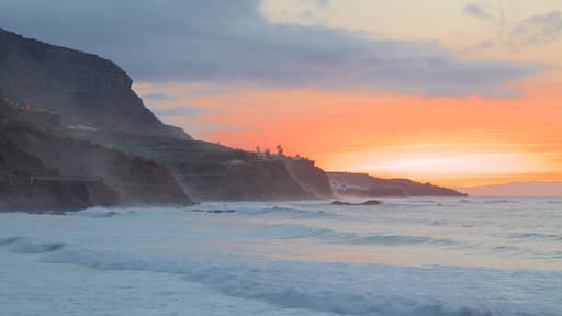 Playa del Socorro inclusief een zonsondergang, rotsachtige kustlijn en algemene kustgezichten
