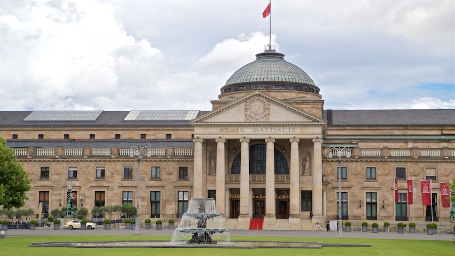 Kurhaus mostrando un jardín, una fuente y patrimonio de arquitectura