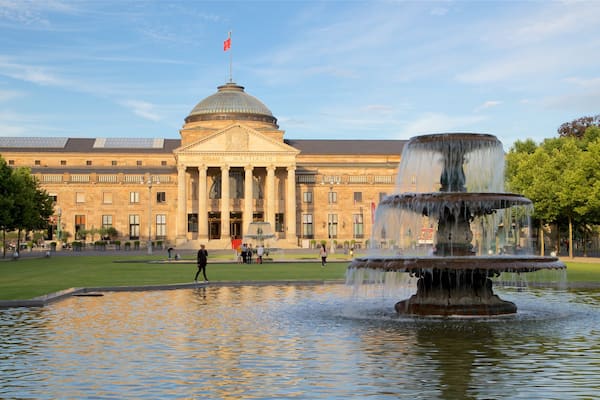 Kurhaus welches beinhaltet historische Architektur, Garten und Springbrunnen