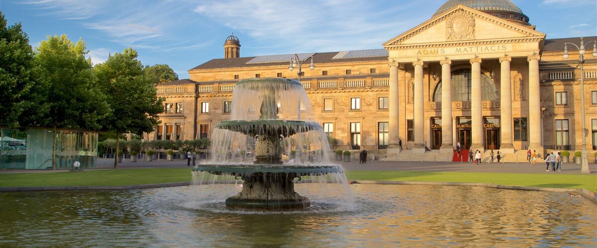Établissement thermal Kurhaus montrant fontaine, patrimoine architectural et parc