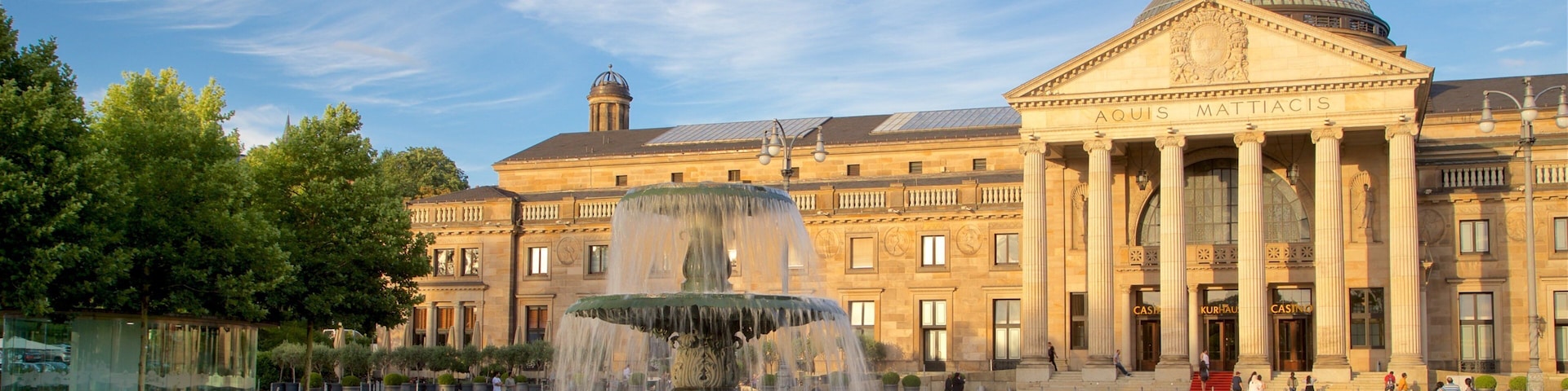 Kurhaus que inclui um parque, arquitetura de patrimônio e uma fonte