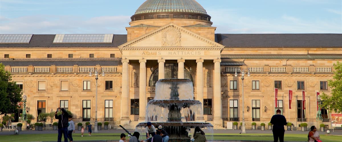 Kurhaus welches beinhaltet historische Architektur, Springbrunnen und Park