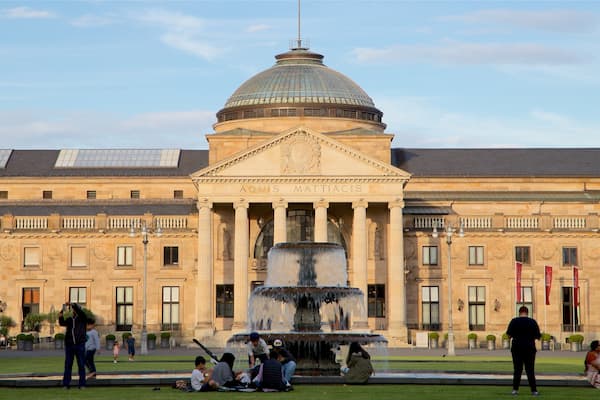 Kurhaus showing heritage architecture, a park and a fountain