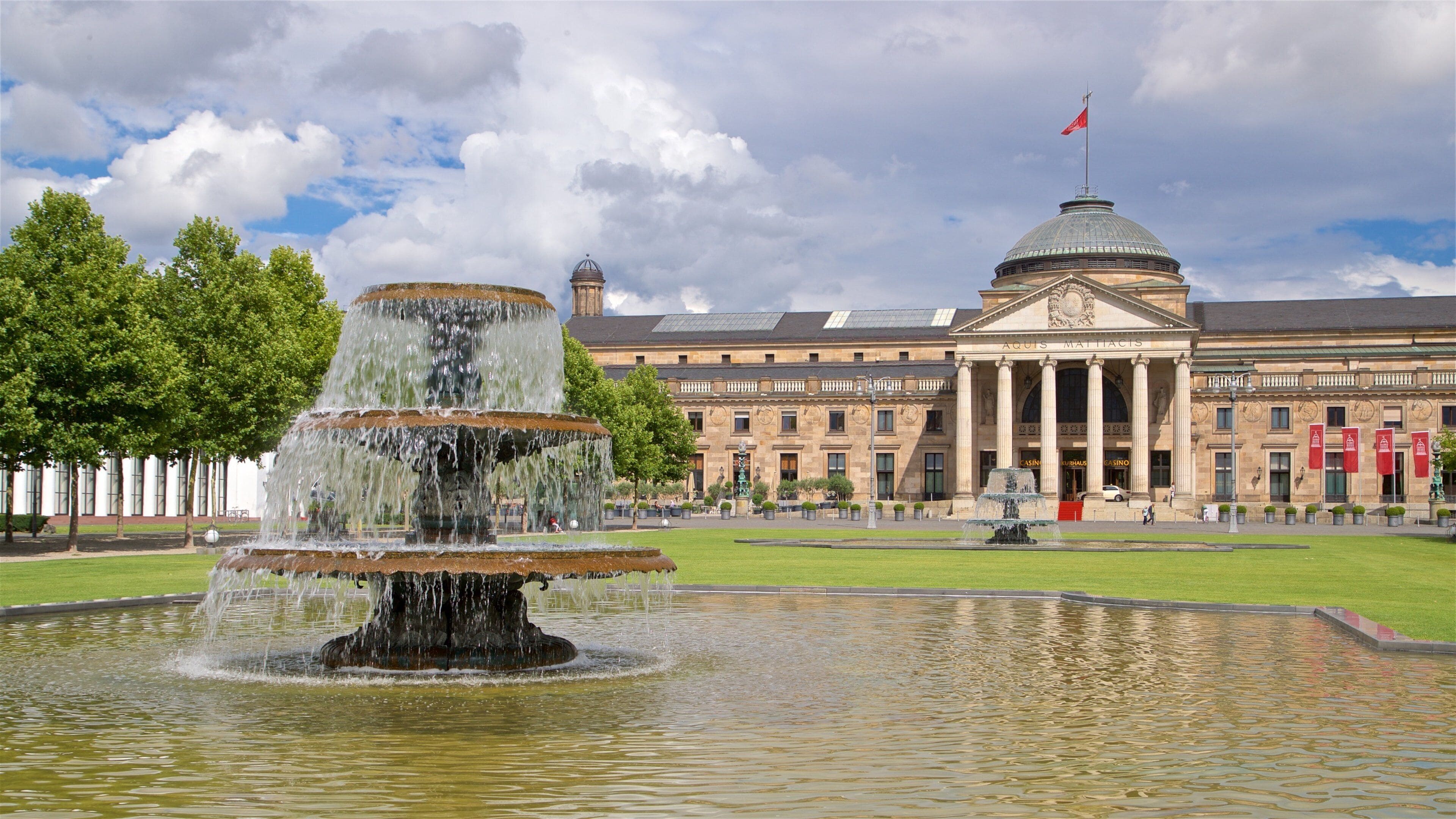 Kurhaus inclusief een tuin, historische architectuur en een fontein