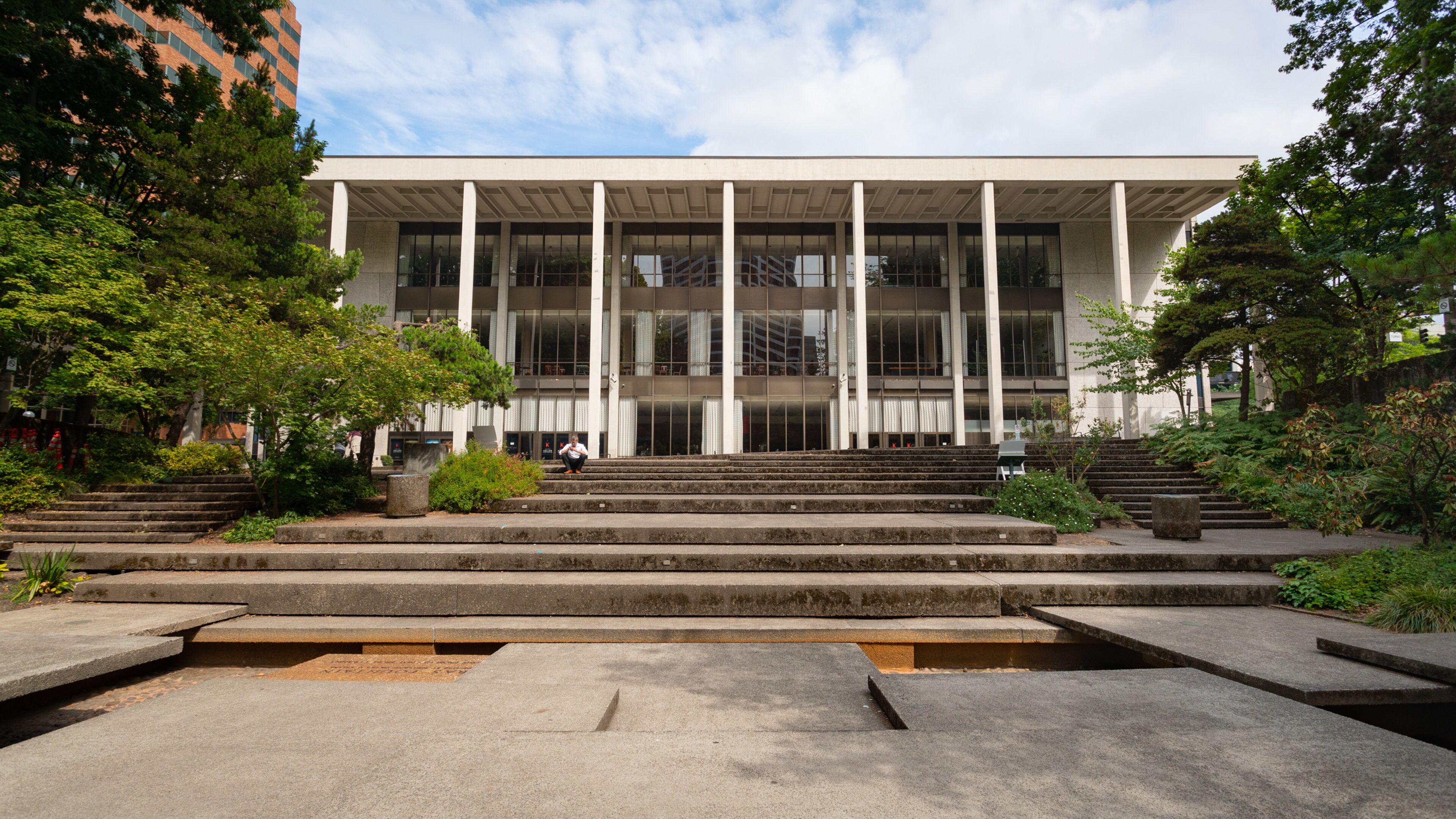Keller Auditorium featuring a park