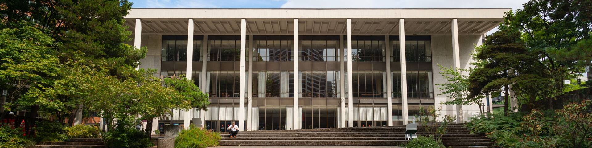 Keller Auditorium featuring a park