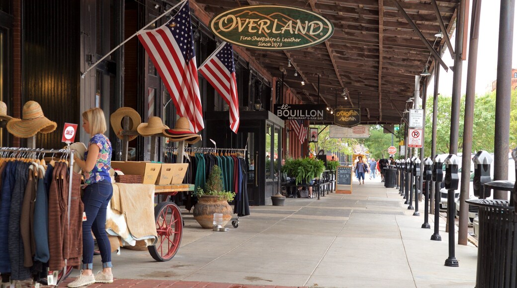 Old Market trong đó bao gồm biển hiệu cũng như phụ nữ