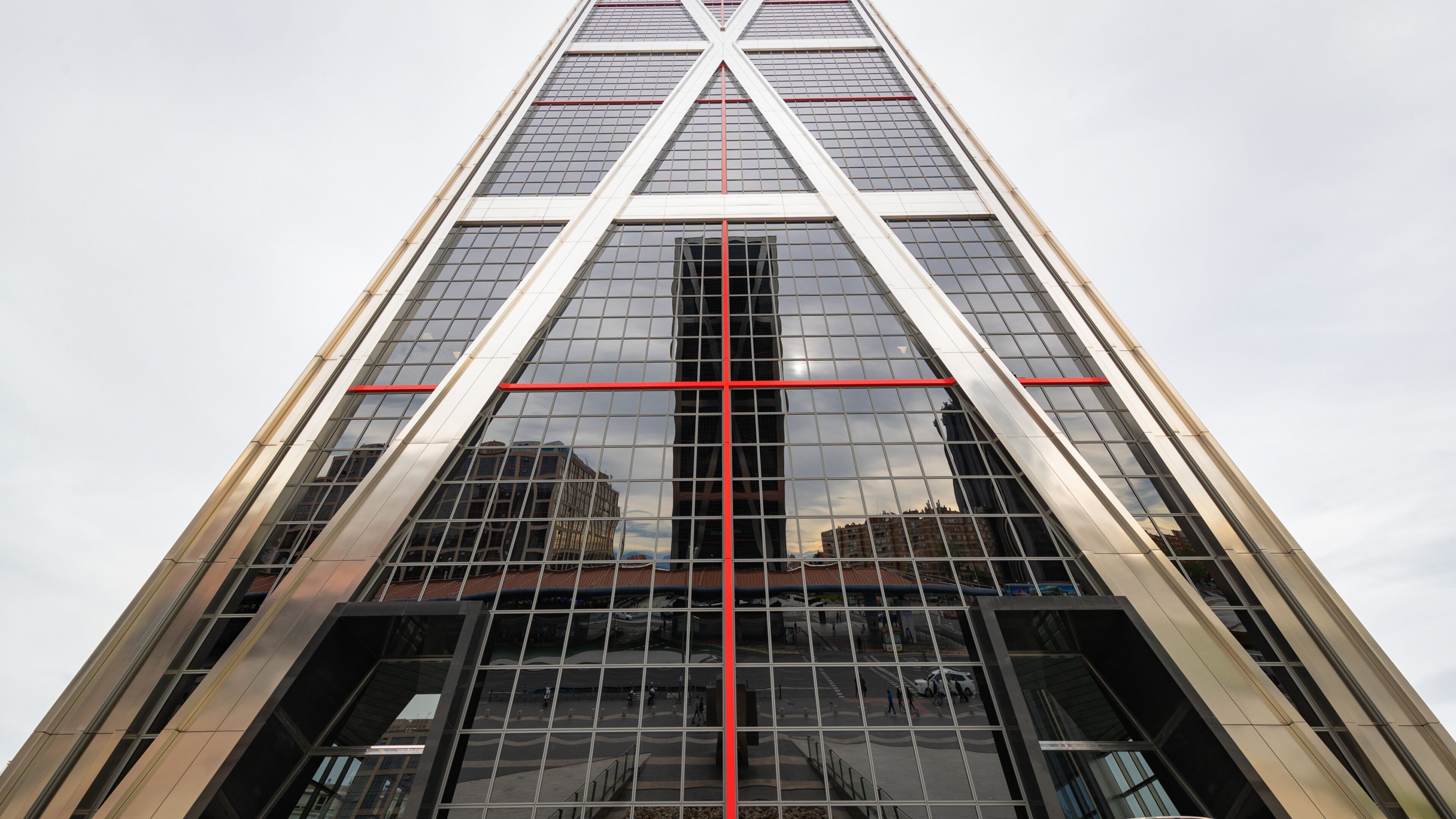 Plaza de Castilla showing a skyscraper and modern architecture