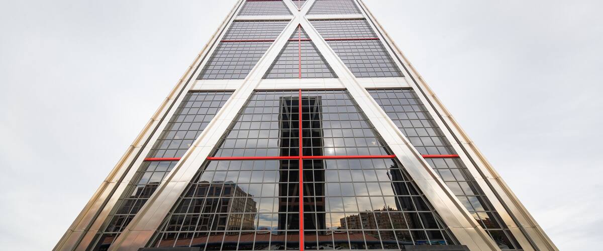 Plaza de Castilla showing a skyscraper and modern architecture
