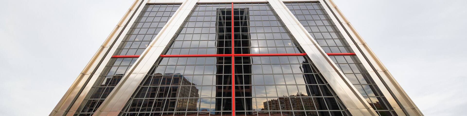 Plaza de Castilla showing a skyscraper and modern architecture