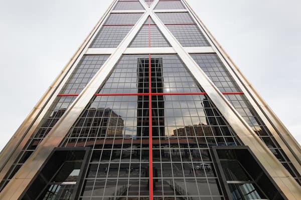 Plaza de Castilla showing a skyscraper and modern architecture
