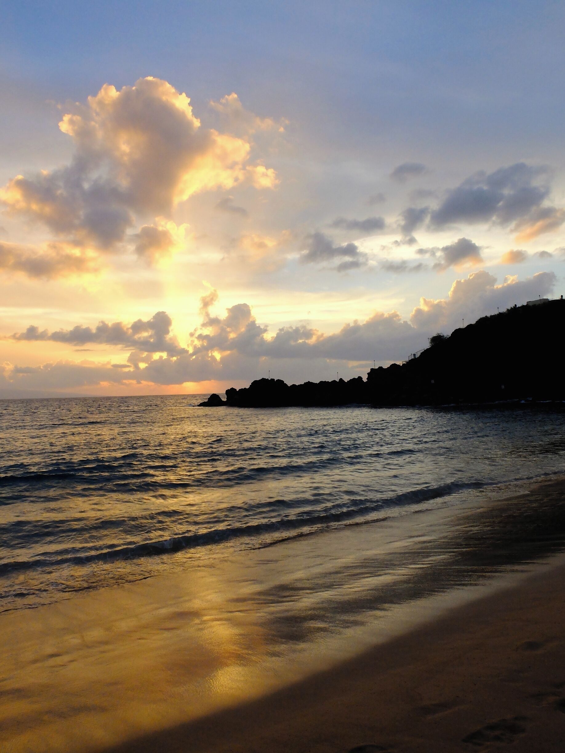 Stunning Black Rock beach on Maui, Hawaii. #goldenhour