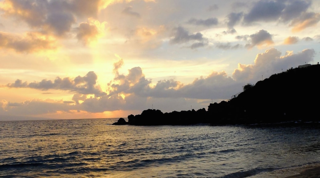 Stunning Black Rock beach on Maui, Hawaii. #goldenhour