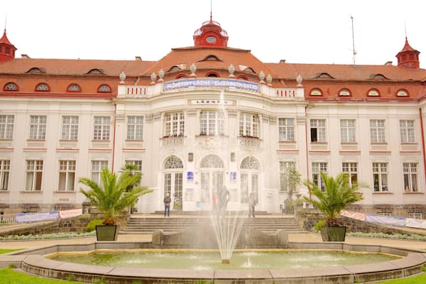 Elizabeth\'s Spa showing heritage elements, heritage architecture and a fountain