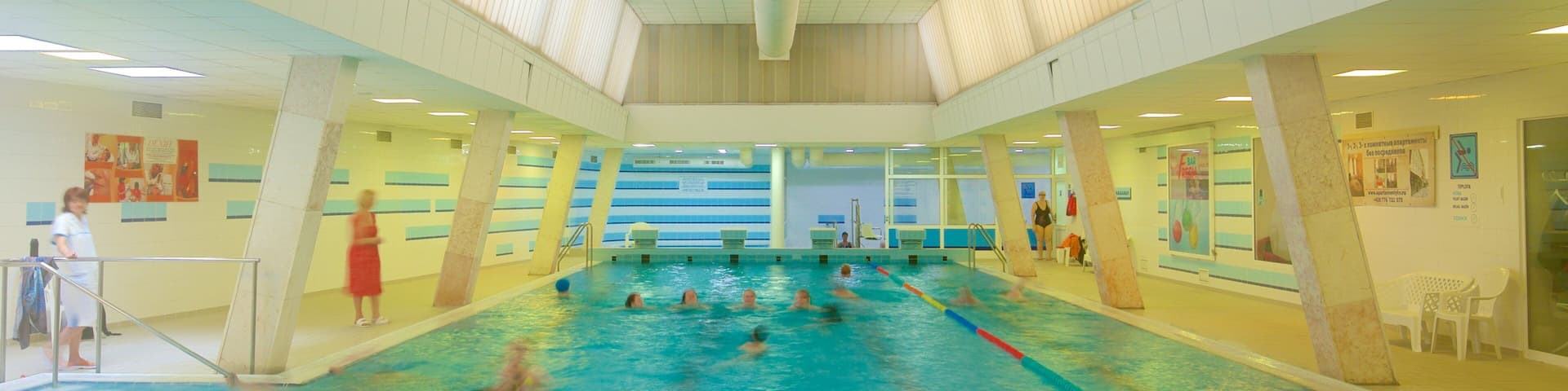 Elizabeth\'s Spa which includes interior views and a pool