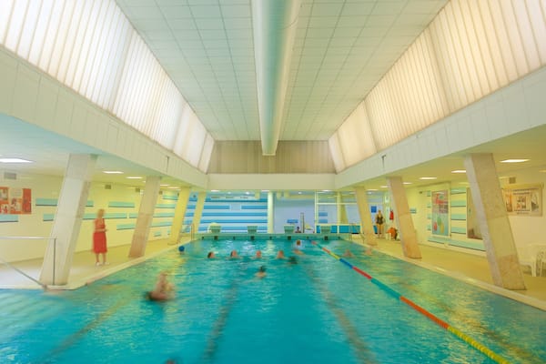 AlĆŸbÄtiny lĂĄznÄ qui includes piscine et vues intĂ©rieures