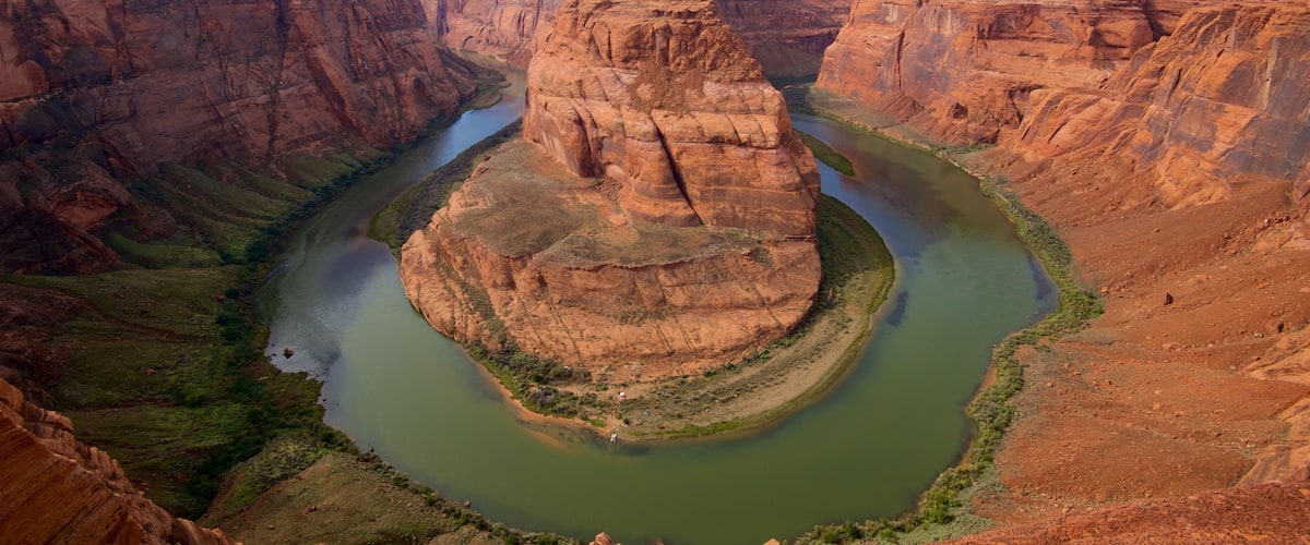 Horseshoe Bend ofreciendo paisajes desérticos, un cañón o garganta y un río o arroyo