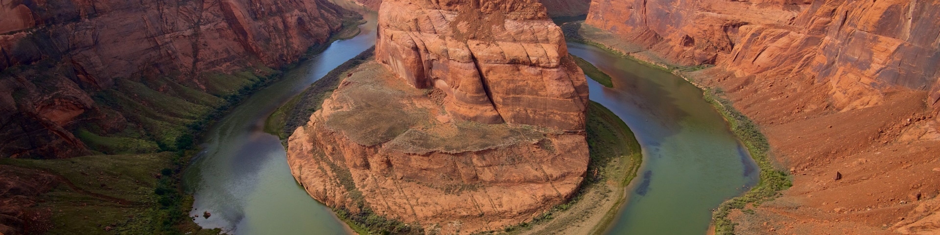 Horseshoe Bend mostrando um rio ou córrego, cenas tranquilas e paisagens do deserto