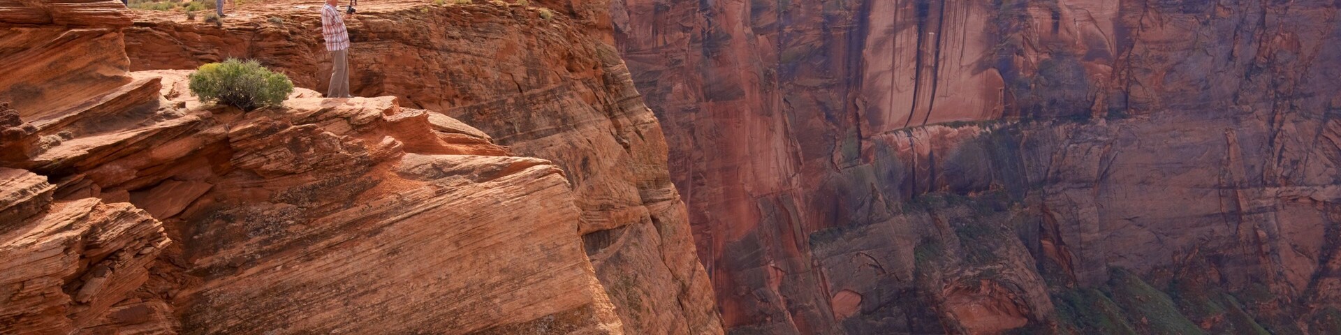 Horseshoe Bend showing a gorge or canyon and desert views