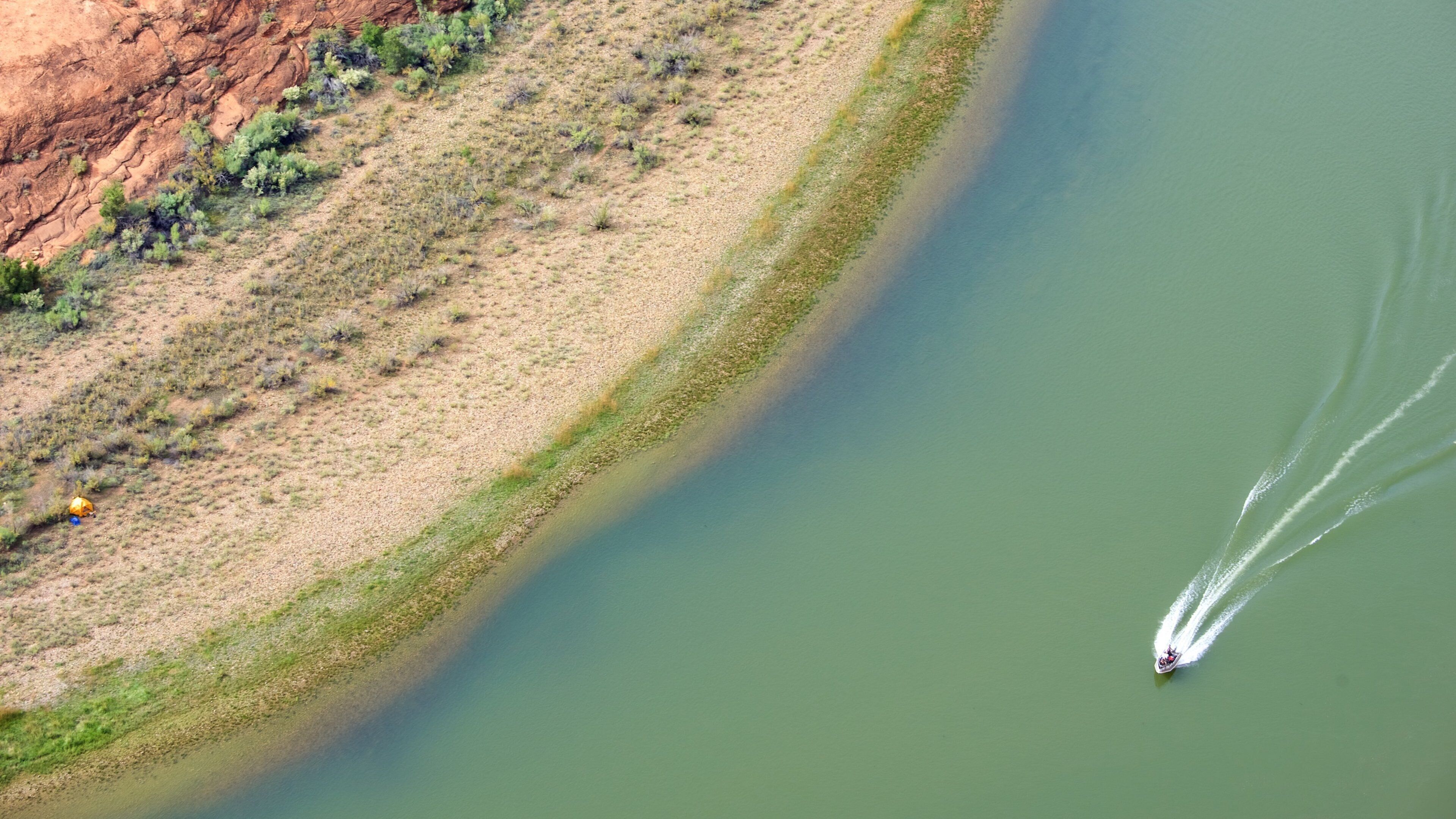 Horseshoe Bend showing boating and a lake or waterhole