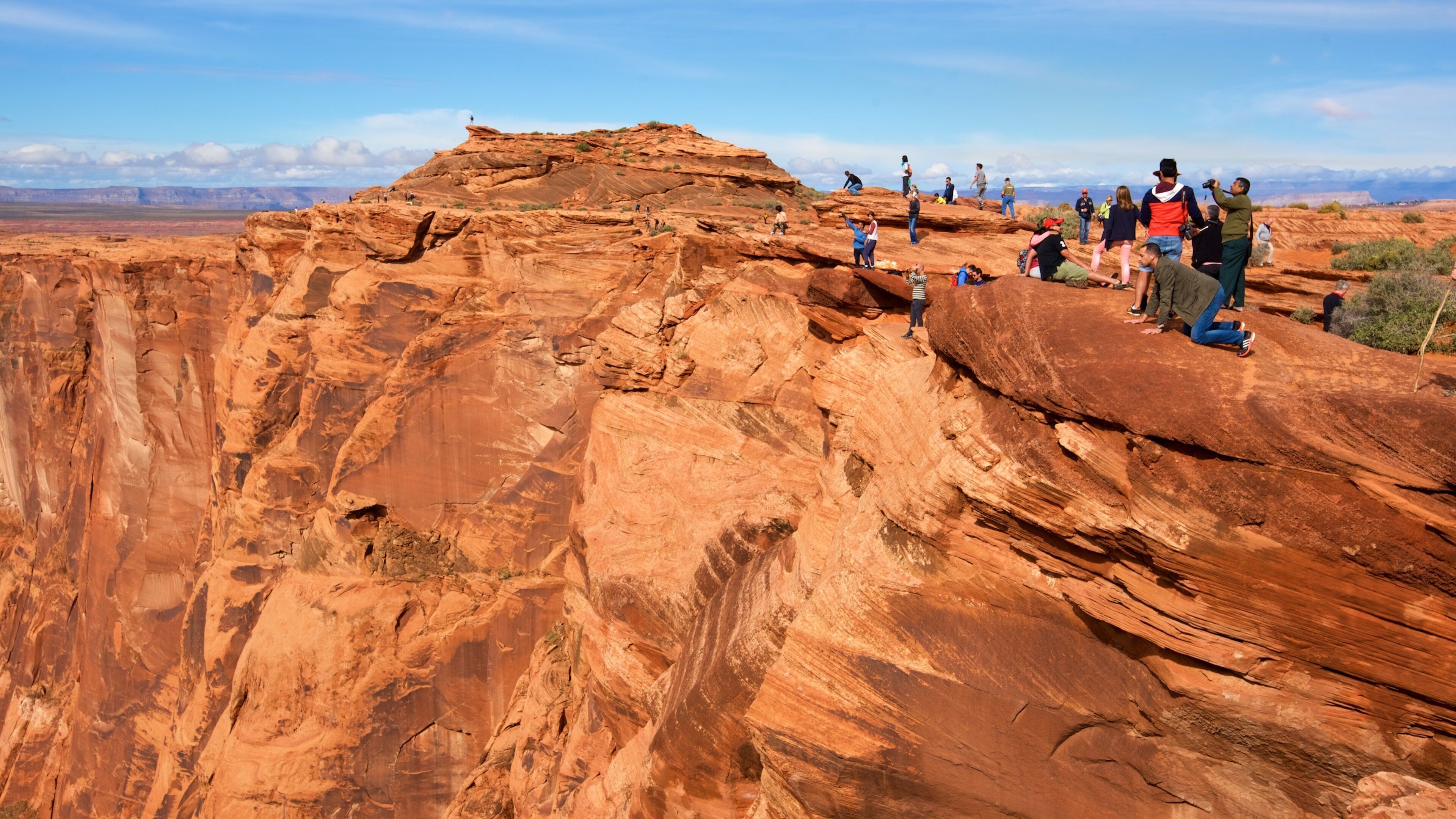Horseshoe Bend 设有 沙漠風景 以及 一大群人