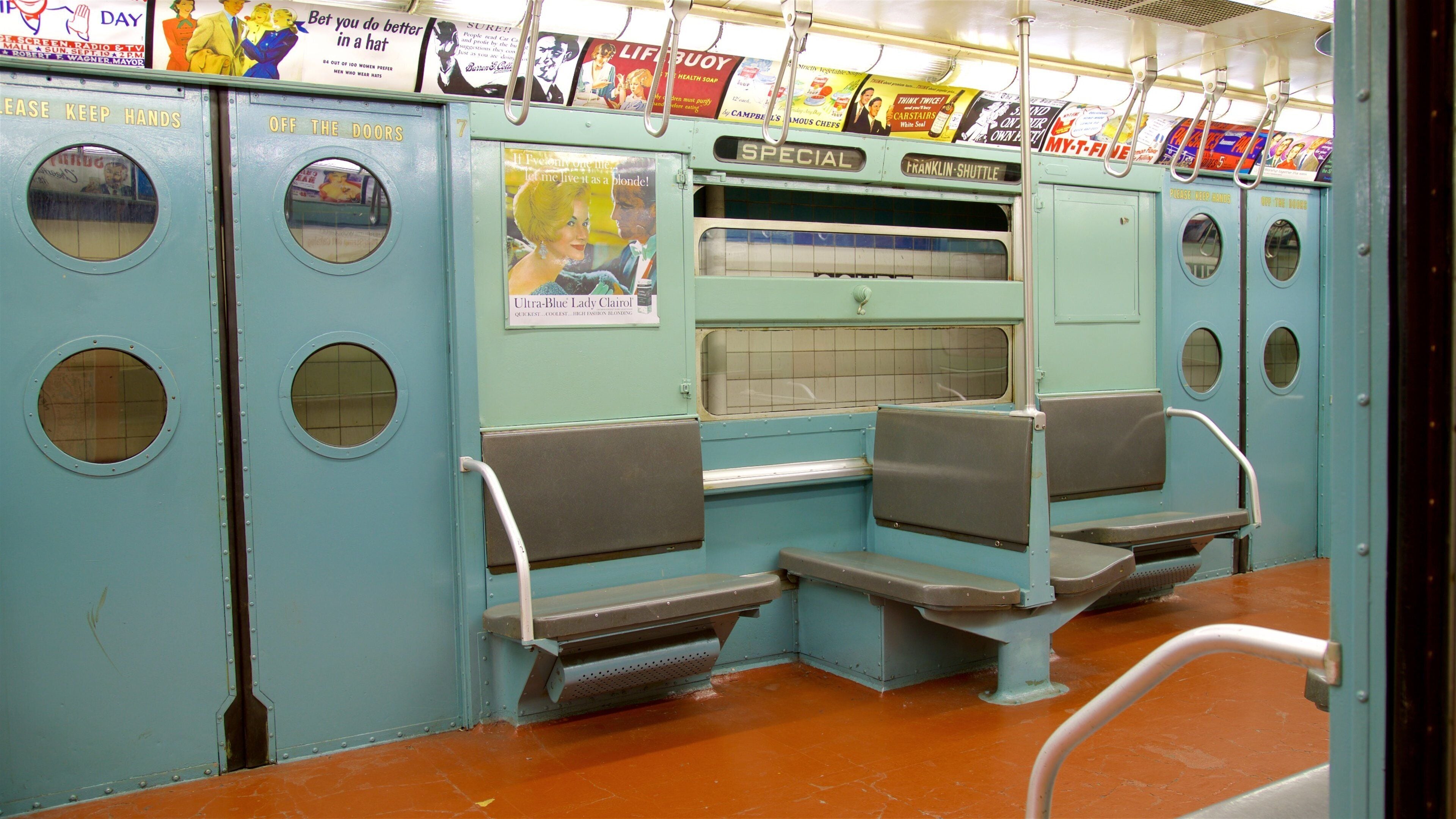 New York Transit Museum fasiliteter samt jernbaneelementer og innendørs