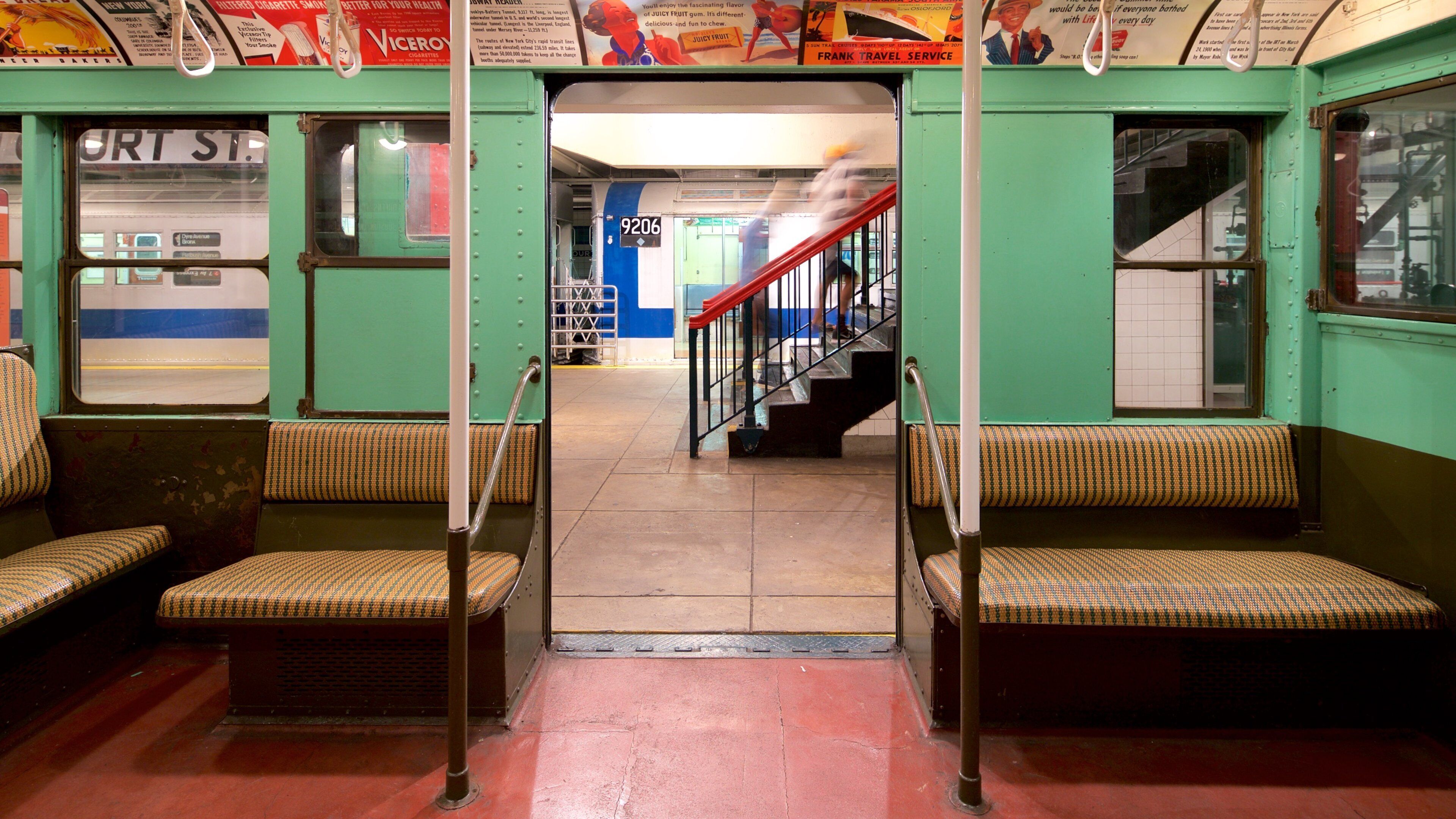 Museu do Trânsito de Nova York mostrando vistas internas e itens de ferrovia