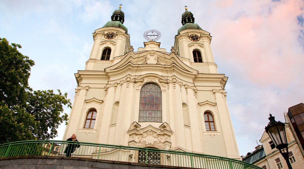 Igreja de Santa Maria Madalena mostrando elementos de patrimĂŽnio, arquitetura de patrimĂŽnio e uma igreja ou catedral