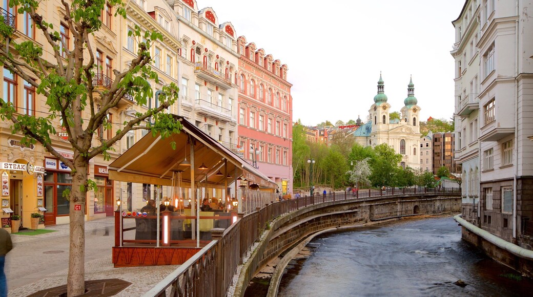 Igreja de Santa Maria Madalena mostrando uma cidade e um rio ou cĂłrrego