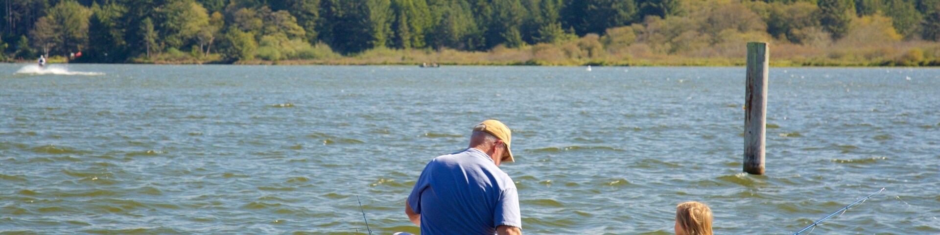 Área Recreativa Estatal de Devil\'s Lake mostrando un lago o laguna y también un grupo pequeño de personas