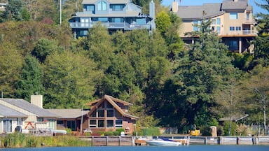 Công viên tiểu bang Devil\'s Lake trong đó bao gồm thị trấn nhỏ