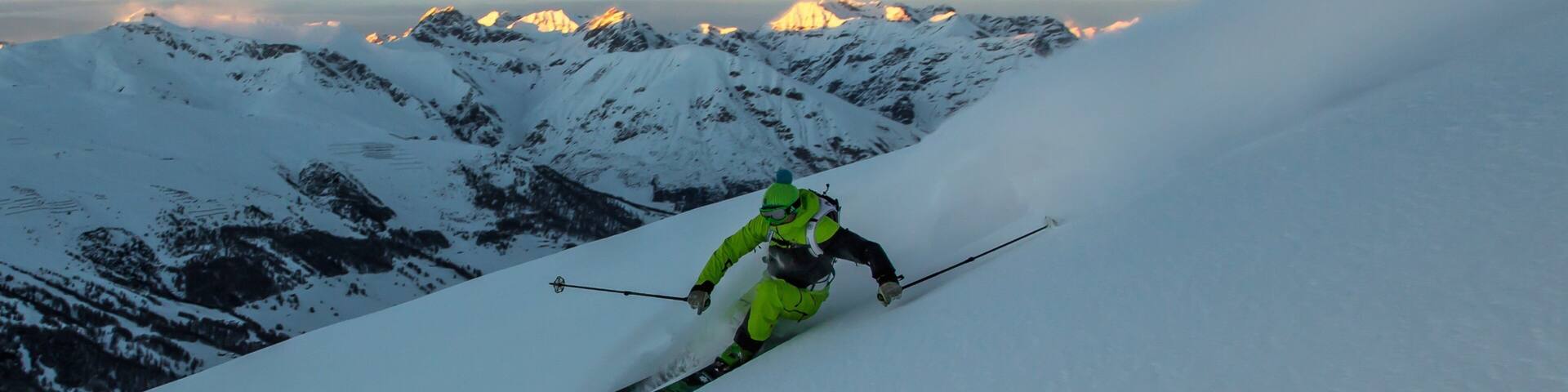 Livigno Ski Area which includes snow skiing, snow and mountains