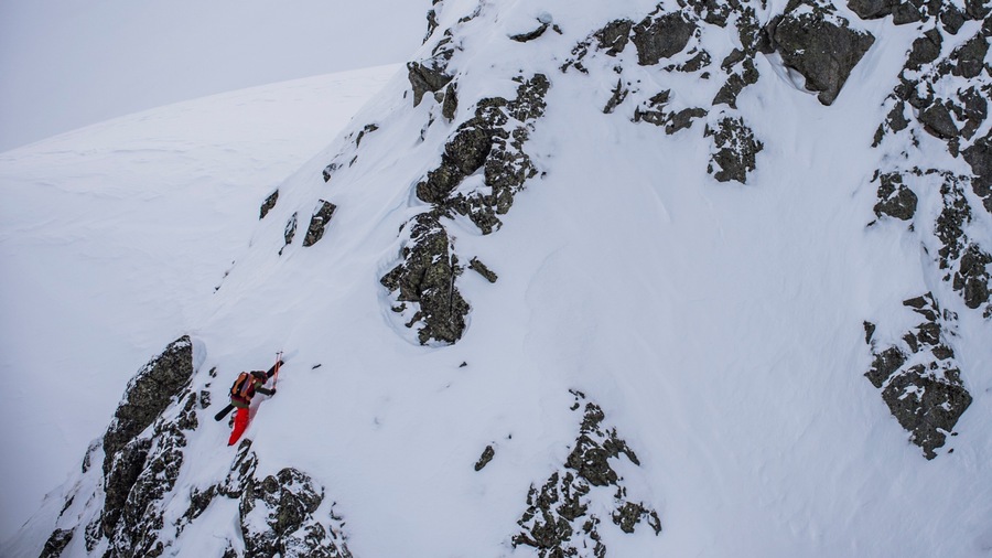 Livigno Ski Area which includes mountains, snow and snow skiing