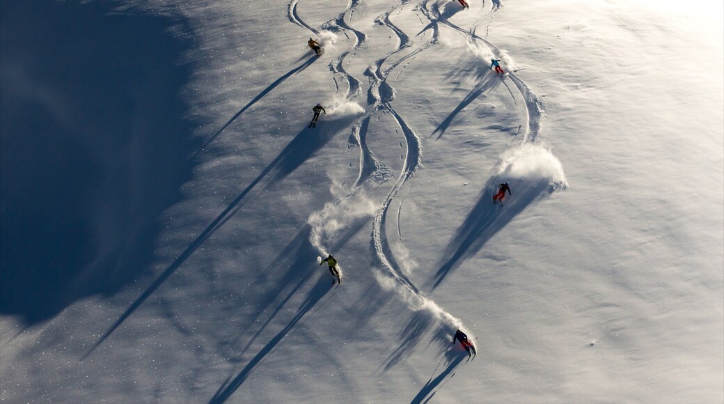 Livigno skiområde som viser snø og skikjøring i tillegg til en liten gruppe med mennesker