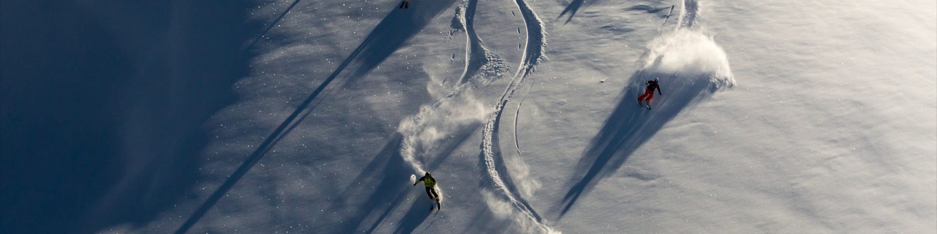 Zona de esquí de Livigno mostrando nieve y esquiar en la nieve y también un pequeño grupo de personas