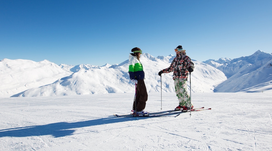 Zona de esquí de Livigno mostrando vistas de paisajes, escenas tranquilas y montañas