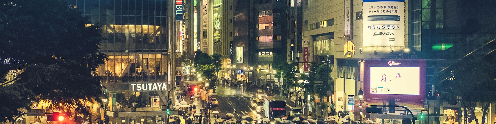 In Shibuya station, the concourse that leads to the Keio Inokashira line offers a different view of the crossing. In the rain, Tokyo looks like some kind of futuristic megacity.
#LifeAtExpedia