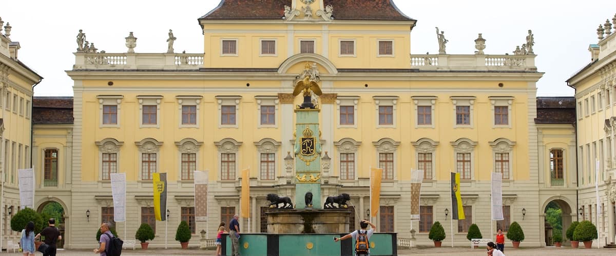 Palacio de Ludwigsburg ofreciendo un parque o plaza