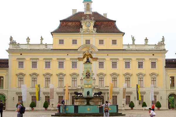 Palacio de Ludwigsburg ofreciendo un parque o plaza