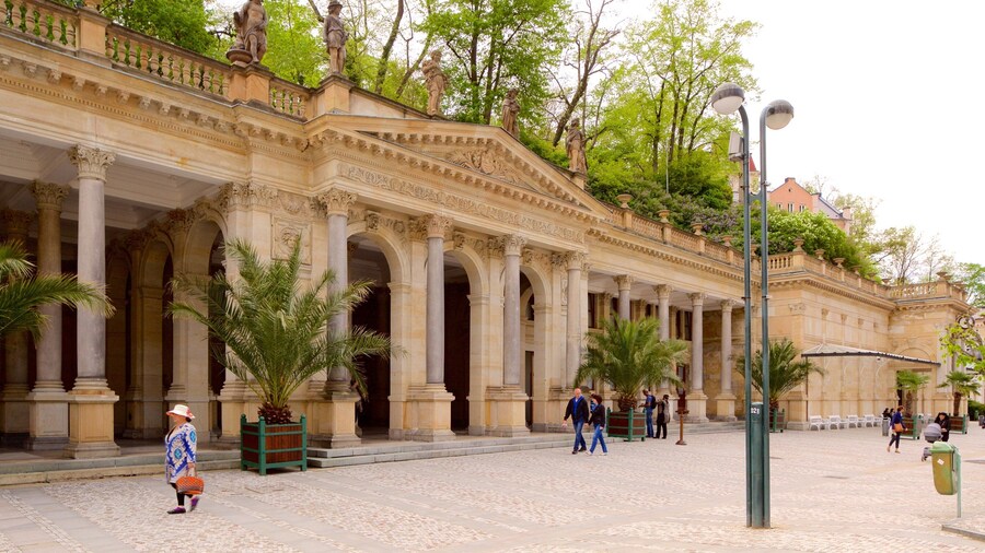 Mill Colonnade showing heritage architecture, heritage elements and street scenes