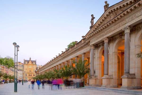 MlĂœnskĂĄ kolonĂĄda montrant patrimoine historique, scĂšnes de rue et patrimoine architectural
