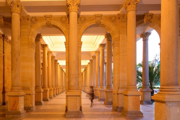 MlĂœnskĂĄ kolonĂĄda mettant en vedette patrimoine historique et patrimoine architectural