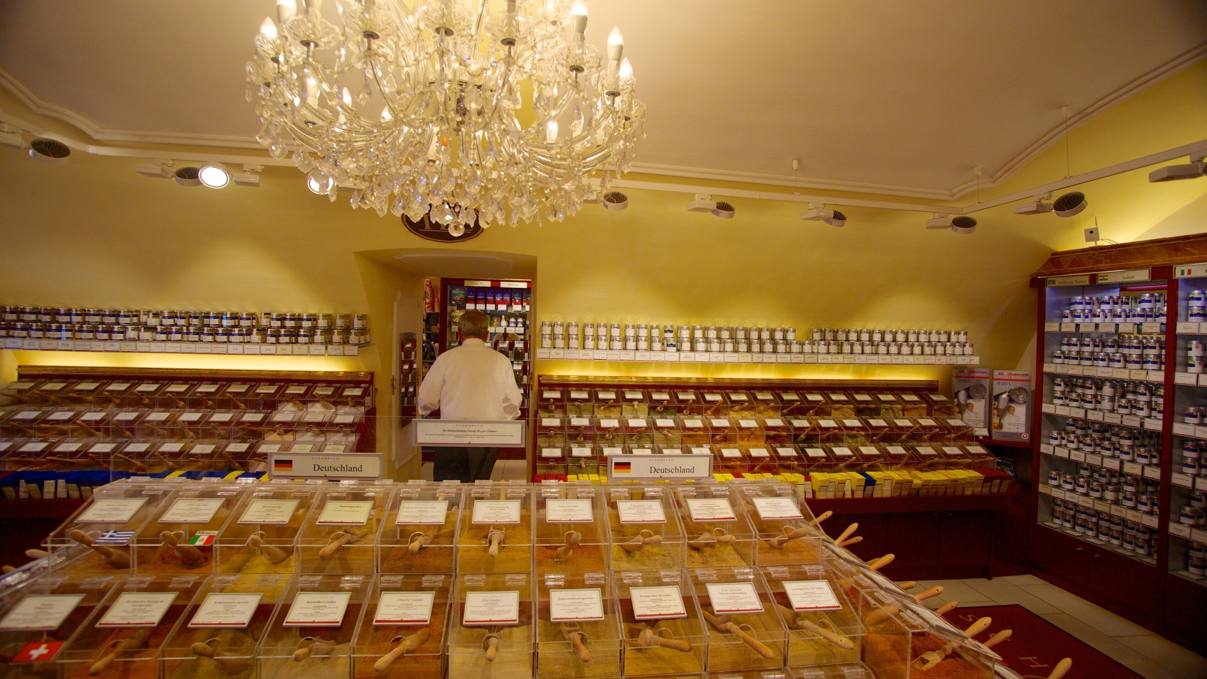 Getreidegasse che include vista interna e cibo cosi come ragazzo