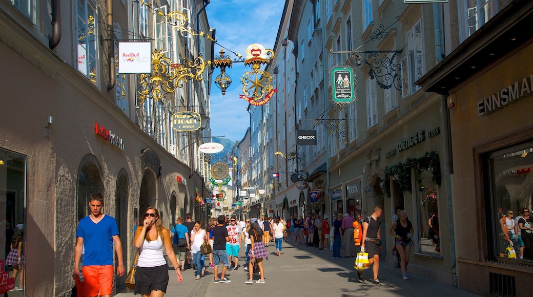 Getreidegasse che include segnaletica, shopping e strade