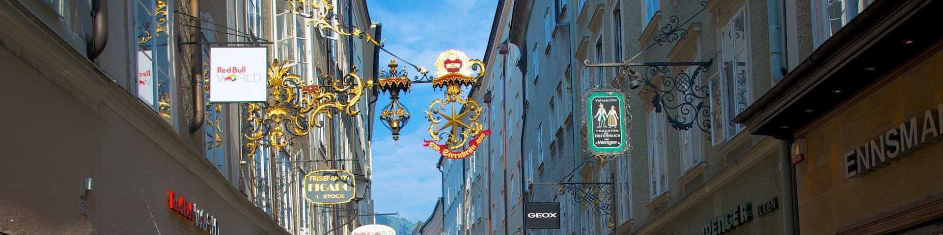 Rue commerçante Getreidegsse mettant en vedette scènes de rue, shopping et ville