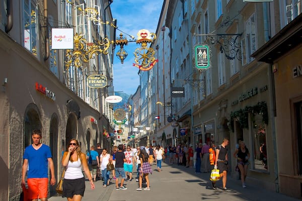 Rue commerçante Getreidegsse mettant en vedette scènes de rue, shopping et ville