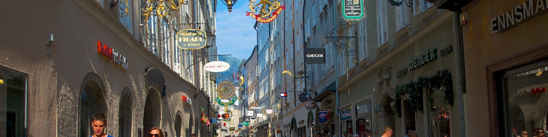 Getreidegasse que inclui cenas de rua, compras e uma cidade