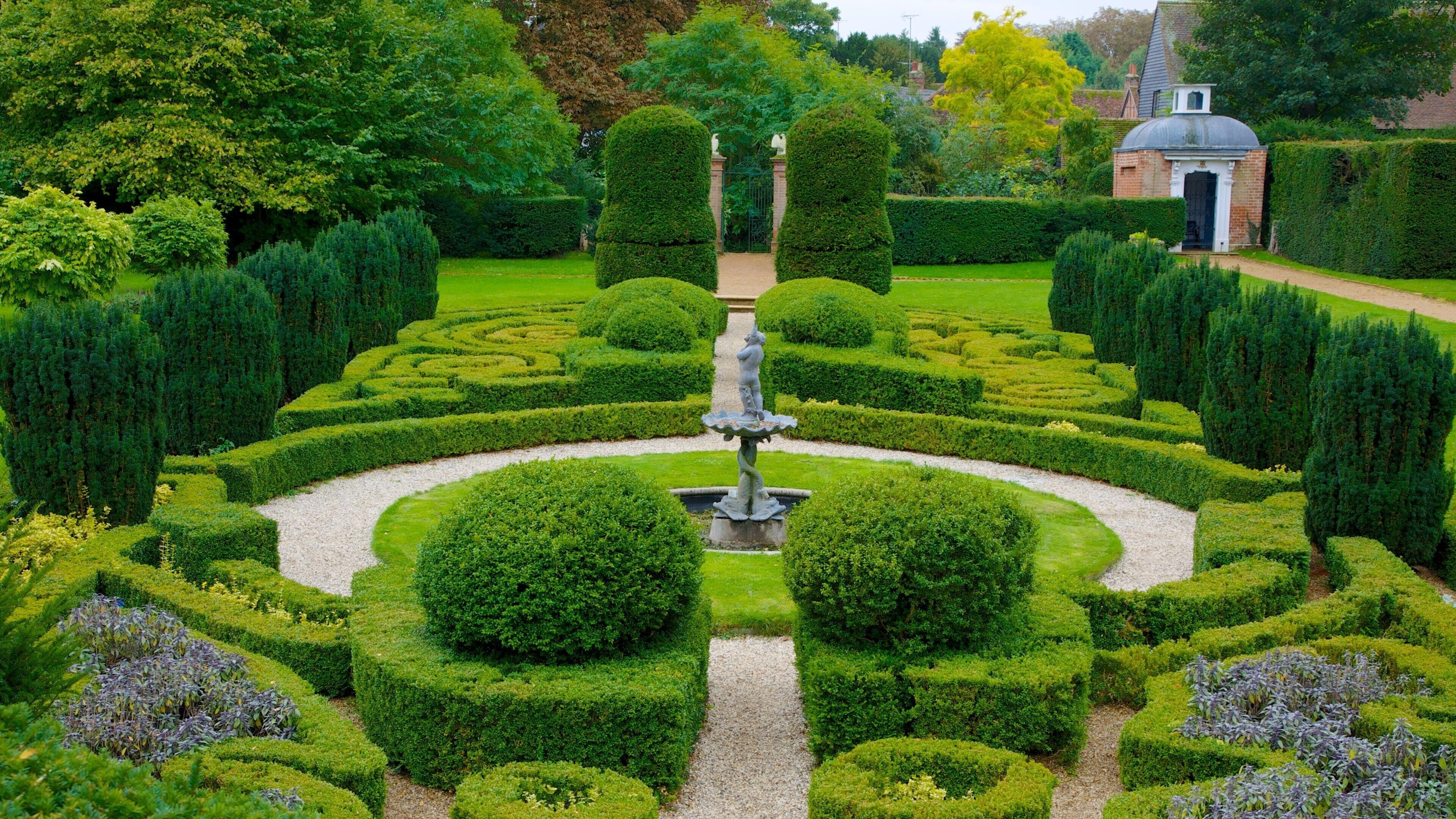 Bridge End Gardens which includes a garden